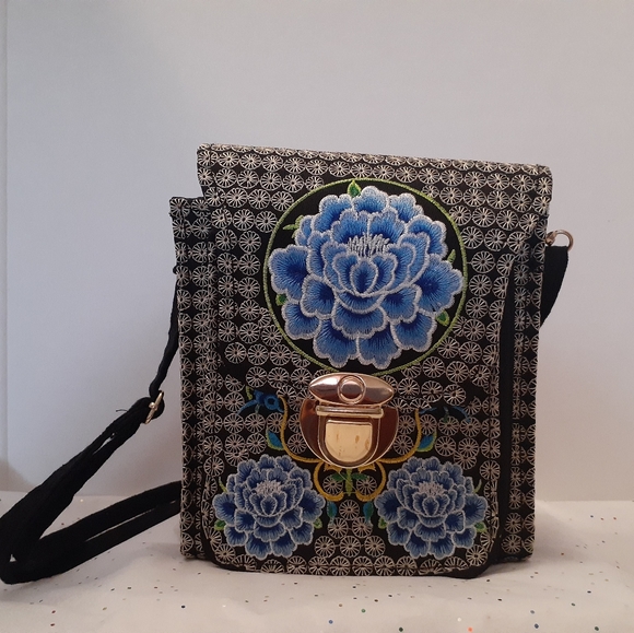 Unbranded Handbags - *NWOT* Crossbody Embroidered Clasp Bag